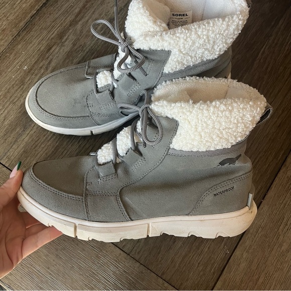 Grey and white sorel boots - Picture 1 of 6